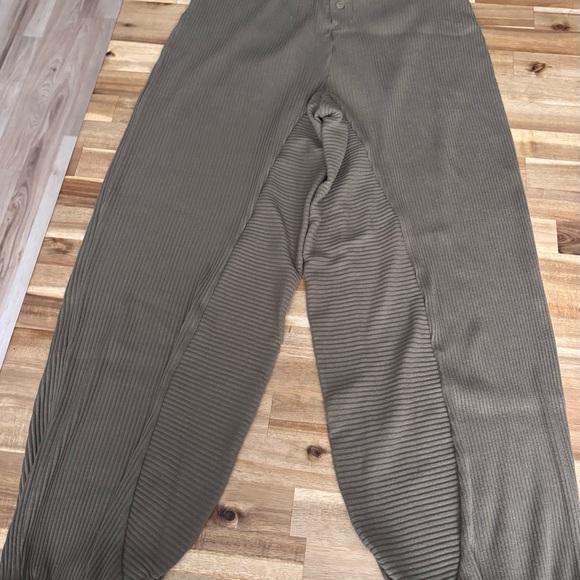 Free People Most Wanted Joggers Pants Green High Rise Wide Leg Size M worn once. - Picture 11 of 12